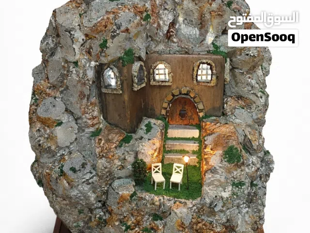 مجسم بيت داخل صخرة بإضاءة – ديكور فني يدوي مميز