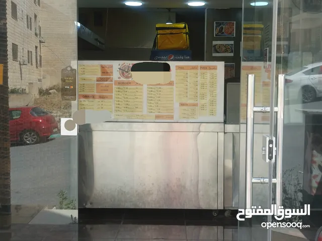 مطعم بيتزا ومناقيش وسناكات للبيع في منطقة شفا
