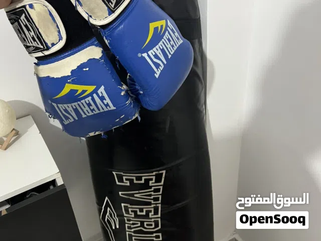 كيس ملاكمة مع قفازات من شركة EVERLAST