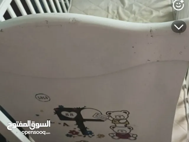 تخت بيبي هزاز بحاله ممتاز مع فرشه مع إمكانيه فتحه جهه الام بسعر مغري