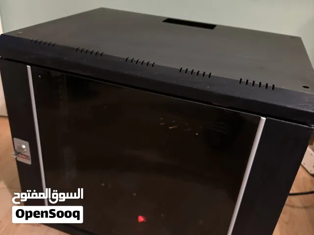 خزانة ( كابينة ) شبكات وكاميرات Rack جدارية بحالة الوكالة (مع رف، وبور ستريب ومراوح)