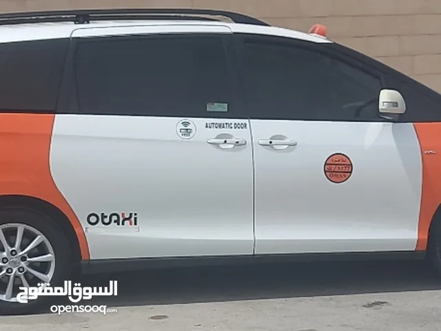 تاكسي 7 ركاب متوفر ف شناص ولوى وصحار  جاهز للذهاب إلى مطار مسقط  والإمارات