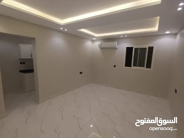 شقه بحي الملقا الرياض من ثلاث غرف دورتين مياه مطبخ راكب اجار 1500 بالشهر الشامل الكهرباء والمويه