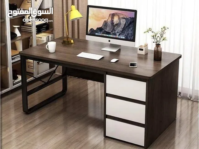 مكتب فاخر بتصميم عصري أنيق سطح خشبي متين بلون داكن فاخر يعطي لمسة فخامة هيكل معدني أسود