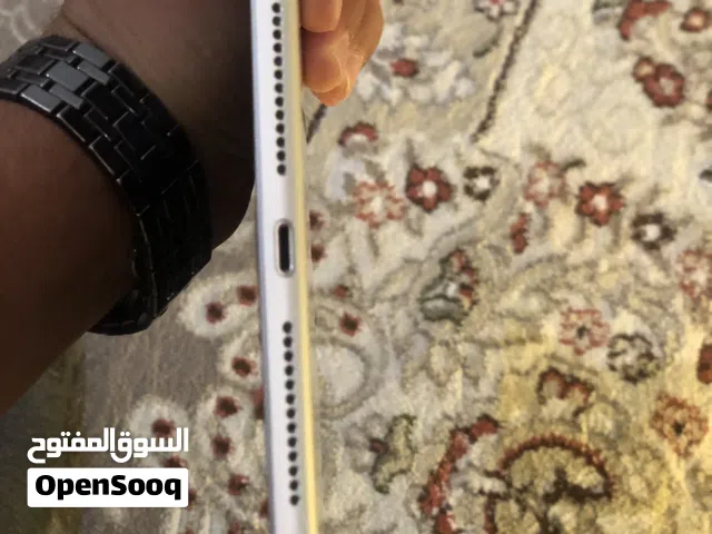 iPad تسعة نظيف ما يشكي من شيء للبيع او تبديل بآيفون ونزيد الفرق