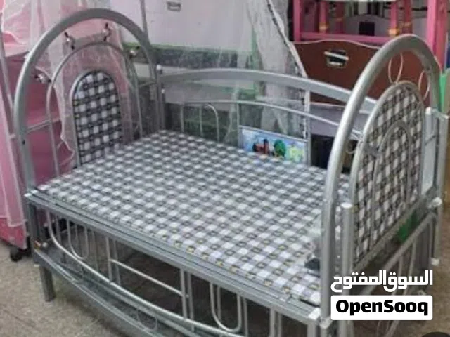 تخت بيبي بلون الرمادي جيد جدا