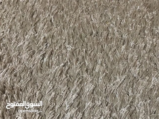 بساط شاقي لونها بيج مستعمل ونوعيته جيدة مقاسه 4x5