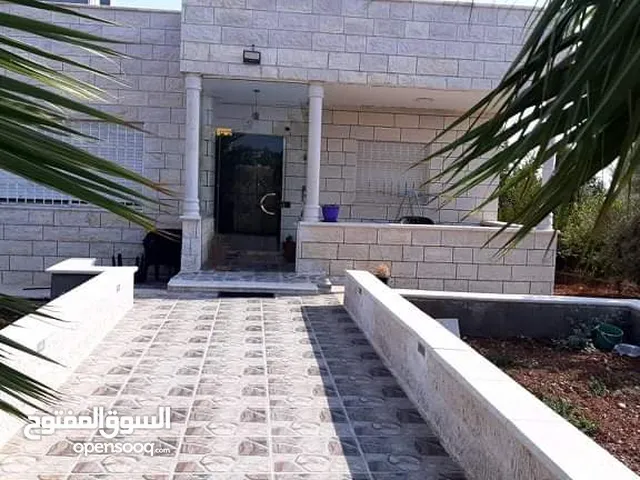 منزل مستقل فلات مساحة 200م على أرض 758م للبيع في اربد - شارع البتراء - حوارة