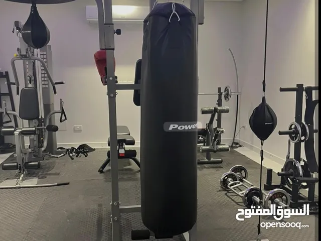للبيع جهاز بوكسنغ متكامل مع بعض التمارين