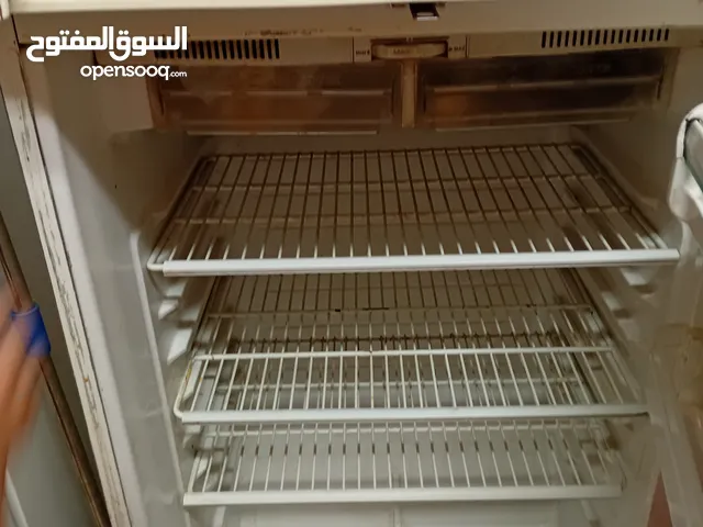 ثلاجه شغال 100% بحاله جيده بحاجه جلده للباب ويد الباب مكسوره