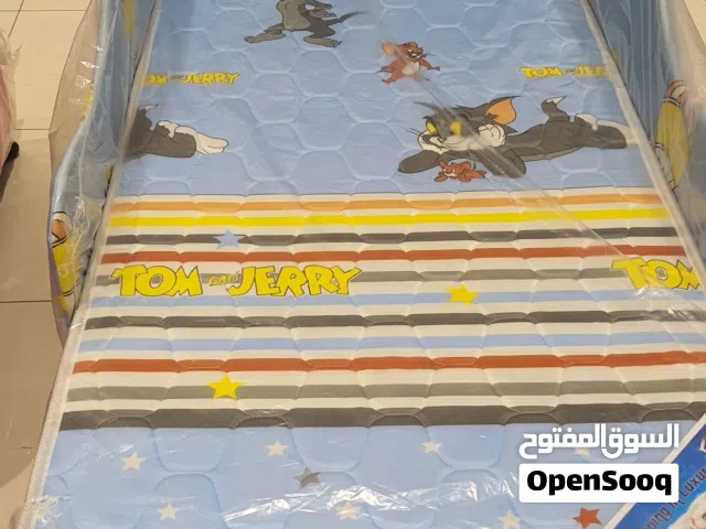 سرير اطفال  مع الحواجز لحماية طفلك من السقوط من السرير للحفاظ ع امان طفلك أثناء النوم والعمل