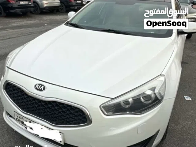 خدمة توصيل على استعداد لتوصيل الموظفين والموظفات والطلاب