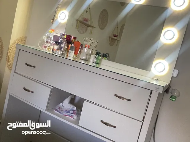 بيرو غرفة نوم خشب لاتيه ابيض مع اضاءه وزجاج حامي للبيع