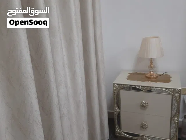 غرفه نوم مكونه من تخت وكومنتين صغار وكمدينه كبيره