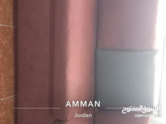 طقم كورنر مكون من 6 مقاعد و منجد جديد، لونه الوردي الغامق مع سكني، تفاوض لاشي بسيط مطلوب فيه 110د