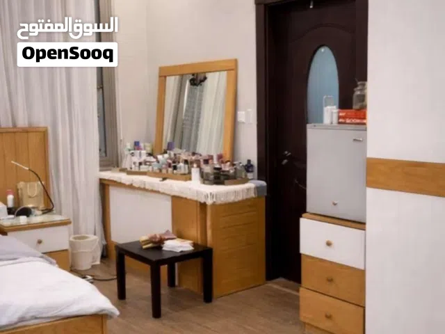 غرفة نوم استعمال سنه فقط مع انتريه كنبتين و كرسي و طاولة طعام اربع كراسي