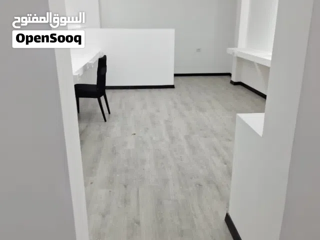 شقة خدمية فاخرة للإيجار – بن عاشور الموقع: بن عاشور – شارع المعدات الطبية داخل عمارة خا