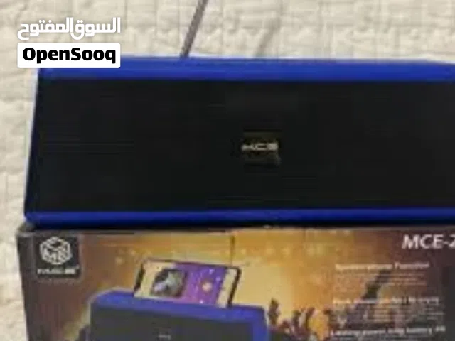 اسم الجهاز الموجود في الصورة هو سماعة محمولة من ماركة MCE.