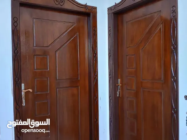 ابواب داخليه. كل القياسات متوفرة السعر 180 للباب الواحد. وسعر الجرجوبه 100 صاج كبس على عرض الحائط.
