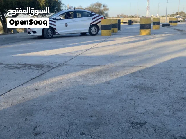 مدرب سياقة  Driving instructor