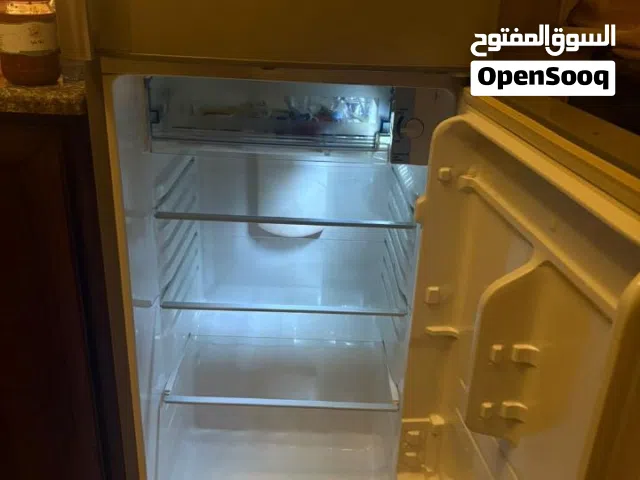 ثلاجه شارب بحالة ممتازة