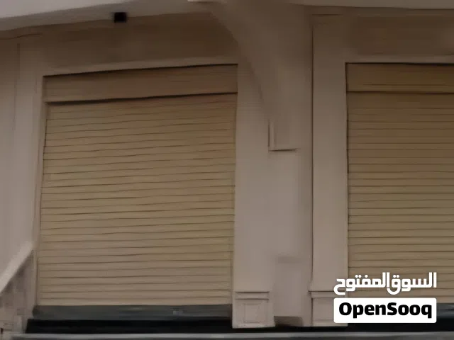 للايجار خمس محلات ركنيه في قلب سوق تجاري وحركه.وزحمه لامثيل لها المحلات صاله لأي استثمار