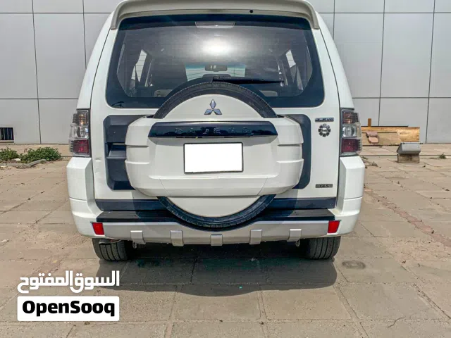 2014 ميتسوبيشي باجيرو GLS