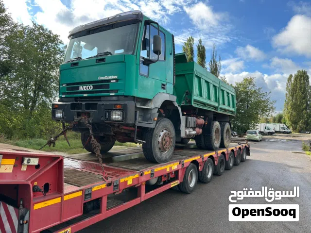 صندوق مستعمل مع كريك قلاب ثلاثة واجهات شوف الصور الطول 5.5 متر تقريبا والعرض 2.8 متر تقريبا