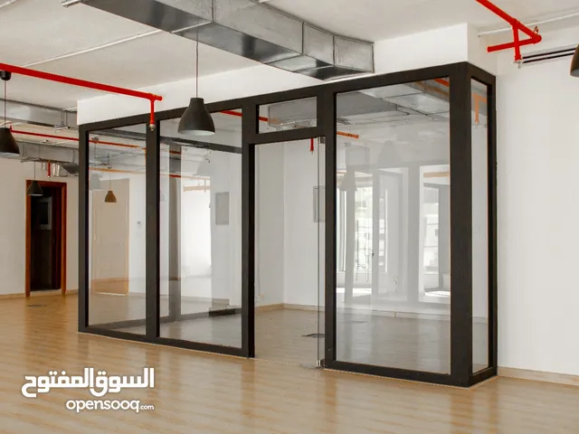 مكتب تجاري فاخر جدا في افضل مواقع شارع وادي صقرة يصلح لجميع الانشطة التجارية