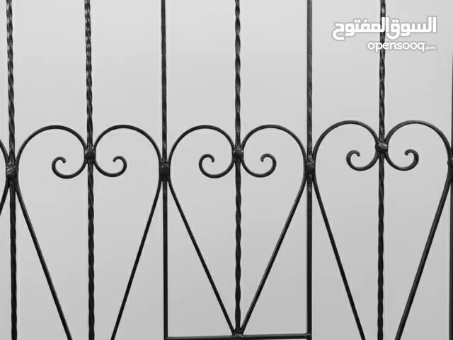 عدد 3 حديد فيرفروجيه مقاس 110 فى 110 مسمط ، واحد منهم بمفصلات يمكن فتحه وغلقه