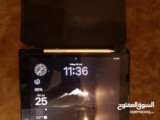 iPad 8 مع كفر وقلم وشاحن أصلي - مستعمل 32 gb وبحالة جيدة