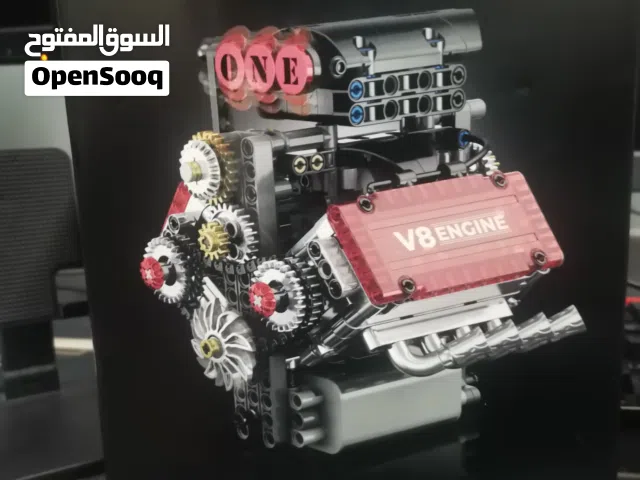 **مجسم محرك V8 متحرك مع موتور – قطعة مميزة للعرض**