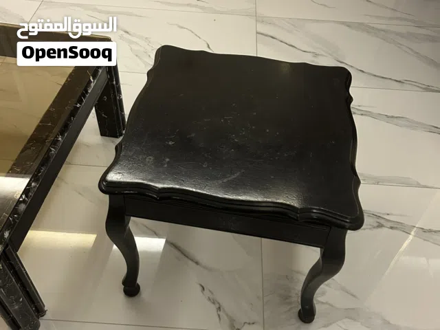 طاولات نص وجانبية
