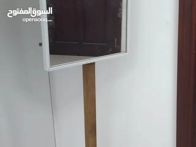 مرأة بليجكي سمك 6 مم مع برواز خشب ارو ولها ستاند خشب تصلح لجميع الغرف في البيت