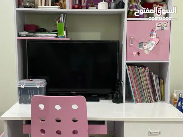 مكتب للبيع مع رفوف المكتبة