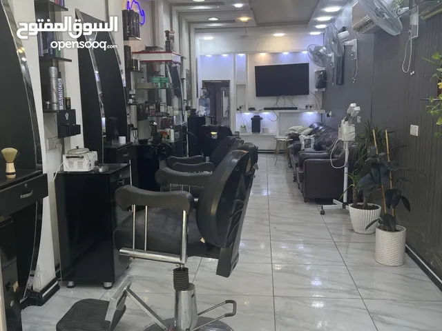 صالون حلاقه جاهز بحاله جيده بسعر مناسب لغرض تغير ديكور