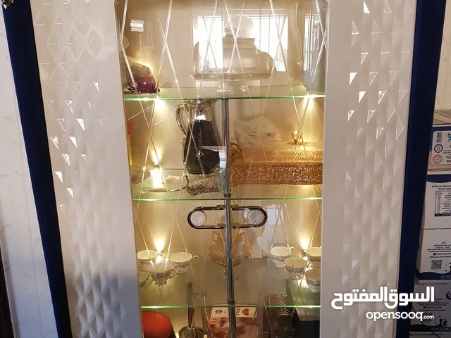 بوفيه عرض مع اناره الصالونات او غرف الضيوف