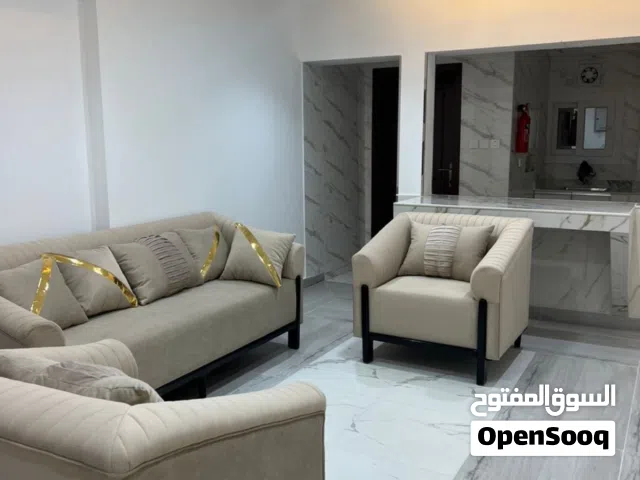 للبيع شقه في بنايه في المعبيله قريبه من مسقط مول ونستو مفروشه بالكامل ما عدا التكييف بمساحة 85 متر
