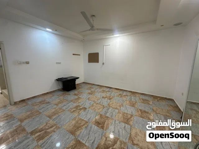 للايجار استديو واسع جداً وشامل الكهرباء والماء (بدون لمت ) في منطقه بني جمرة بالقرب من اسواق الساتر