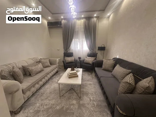 صالون استقبال مستعمل اربع قطع اثنين فرديات و اثنين ثلاثيات.