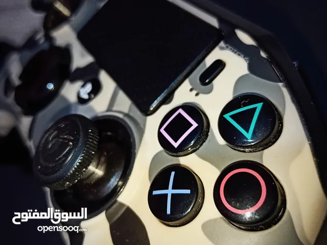 يدة PS4 احترافية شبه جديدة معا غراضهة كاملة
