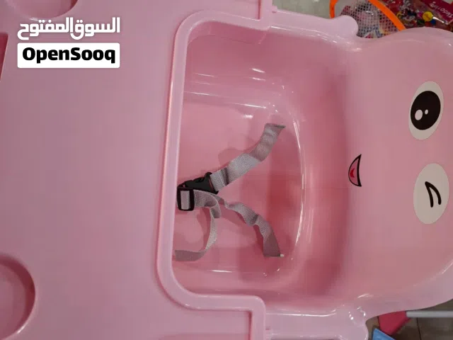 كرسي طعام للأطفال يوجد لونين ازرق وزهري