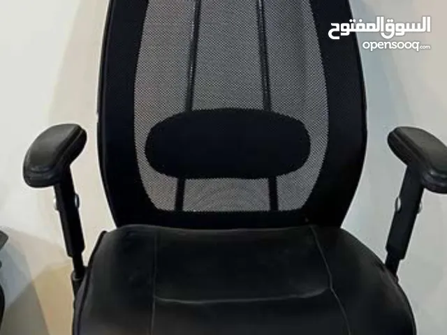 كرسي مكتبي جديد اللون الاسود جلد مع حركة ودوران