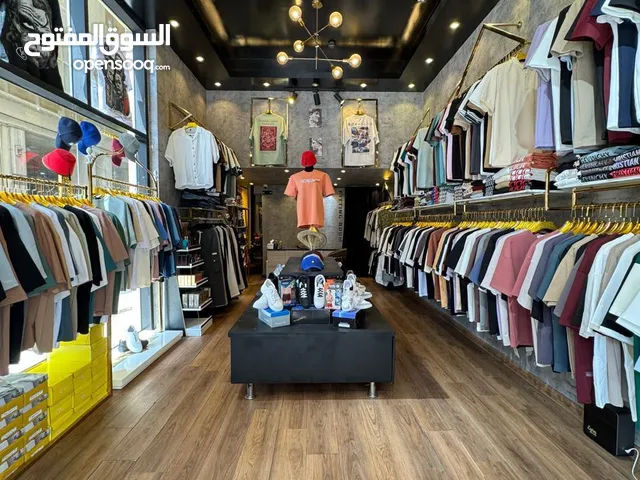 محل البسة رجالي بكامل البضاعة والديكور
