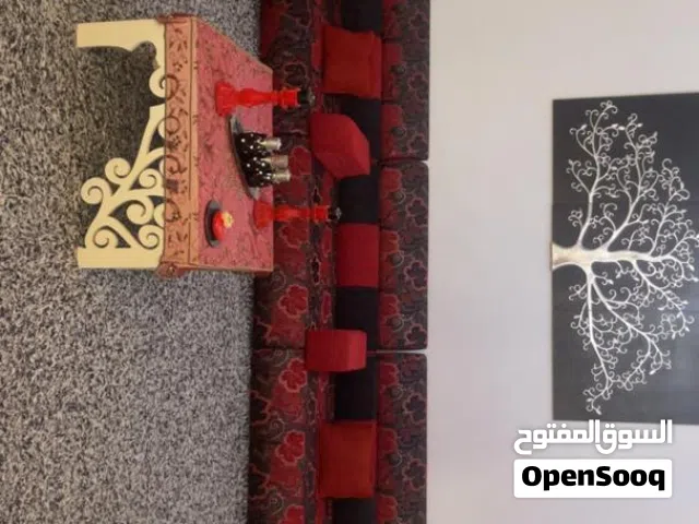 جلسه أرضية كامله مع هدايا تتكون من 3بساطات وسكه وستار ونوعين كاثروات وحده شجره والثانيه منظر ورود