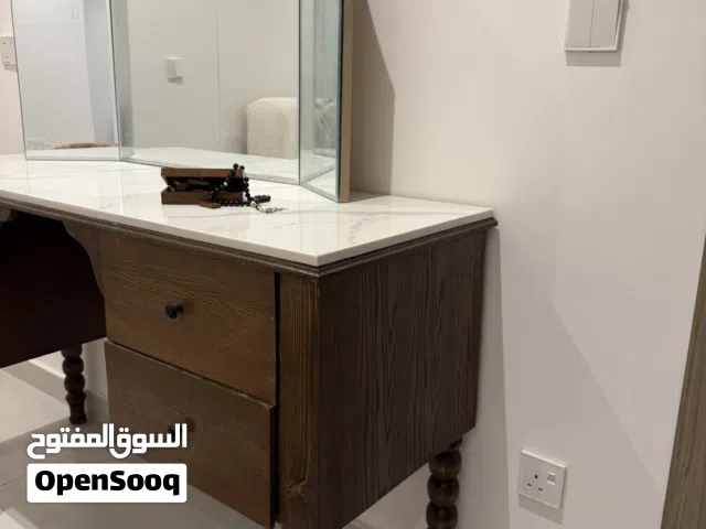 تسريحة خشب كلاسيك مع مرايه