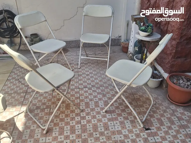 اربع كراسي ابيض اللون هيكل حديد ومسند ومقعد بلاستك قوي قابلة للطي