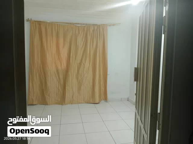 للايجار  غرفة كبيرة   حولي خلف البحر سنتر عل الرابع  نظافة و الهدوء و الخصوصية