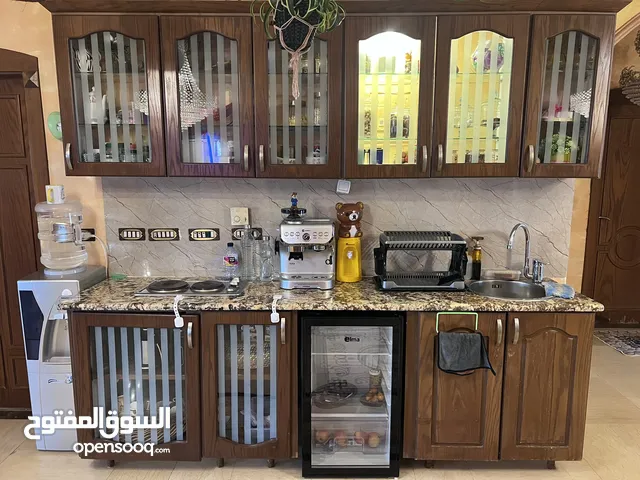 مطبخ خدمات بحالة جيدة جداً