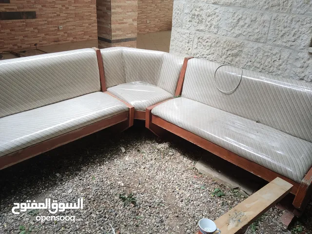 خزانه وطاولة لغرفة سفره مع مقعد زاويه للحديقه أو المطبخ